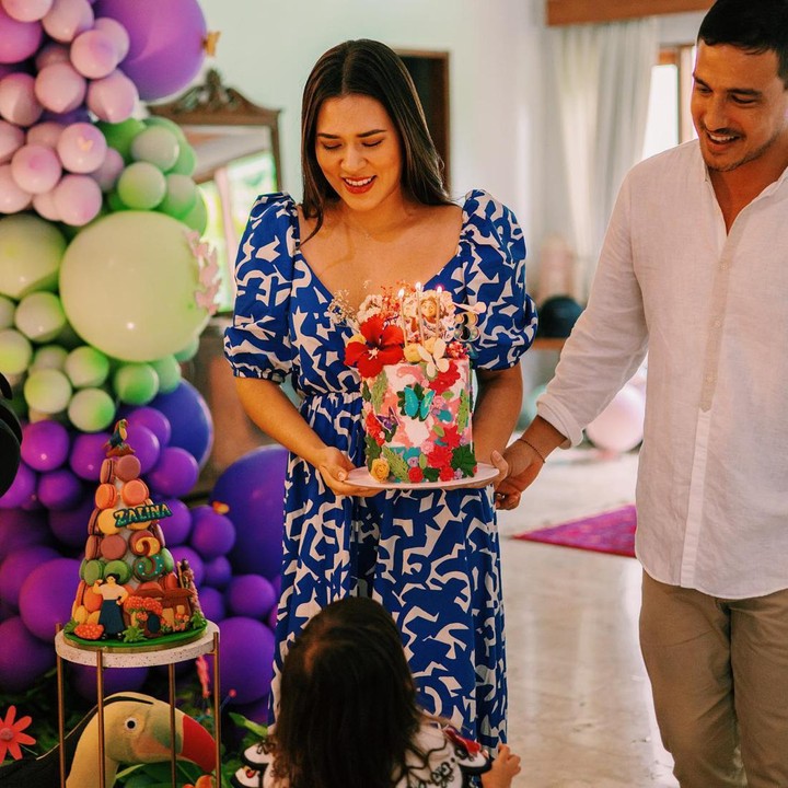<p>Rona bahagia terpancar dari wajah Raisa dan Hamish Daud niih. Keduanya terlihat begitu bahagia memberikan kejutan pesta ulang tahun untuk putri semata wayangnya itu. (Foto: Instagram @raisa6690)</p>
