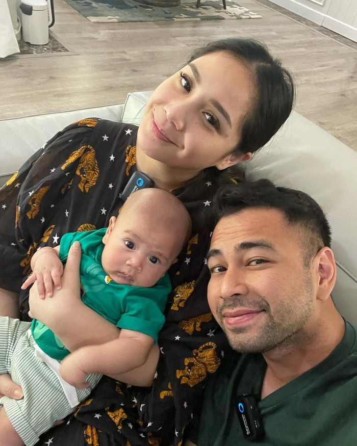 Terakhir, ada pasangan artis sekaligus bos RANS Entertainment. Siapa lagi kalau bukan Raffi Ahmad dan Nagita Slavina. Menikah di 2014, keduanya memiliki tanggal lahir yang sama, yaitu 17 Februari. Wah, kompak, ya? Berkat kepiawaiannya mengelola bisnis, pasangan ini disebut-sebut pasangan artis terkaya di Indonesia.  (Foto: Instagram.com/raffinagita1717)