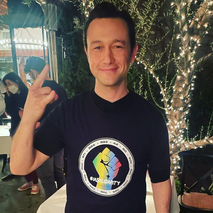 Menjadi lawan main Zooey Deschanel di 500 Days of Summer, Joseph Gordon Levit hari ini berulang tahun yang ke-41. Terbaru, ia tampil di TV Show yang dipandu Jimmy Fallon, That's My Jam. (Foto: Instagram.com/hitrecordjoe)