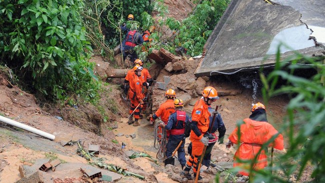 Korban jiwa akibat banjir bandang di Kota Petropolis, Brasil terus bertambah. Hingga Rabu (16/2), sebanyak 55 orang meninggal dunia.