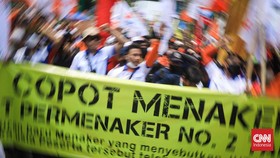 FOTO: Buruh Kepung Kantor Ida Fauziyah