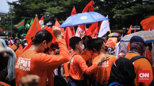 Puluhan ribu buruh yang tersebar di 34 provinsi di Indonesia diklaim bakal turun ke jalan memprotes kenaikan harga BBM pada besok, Selasa (6/9).