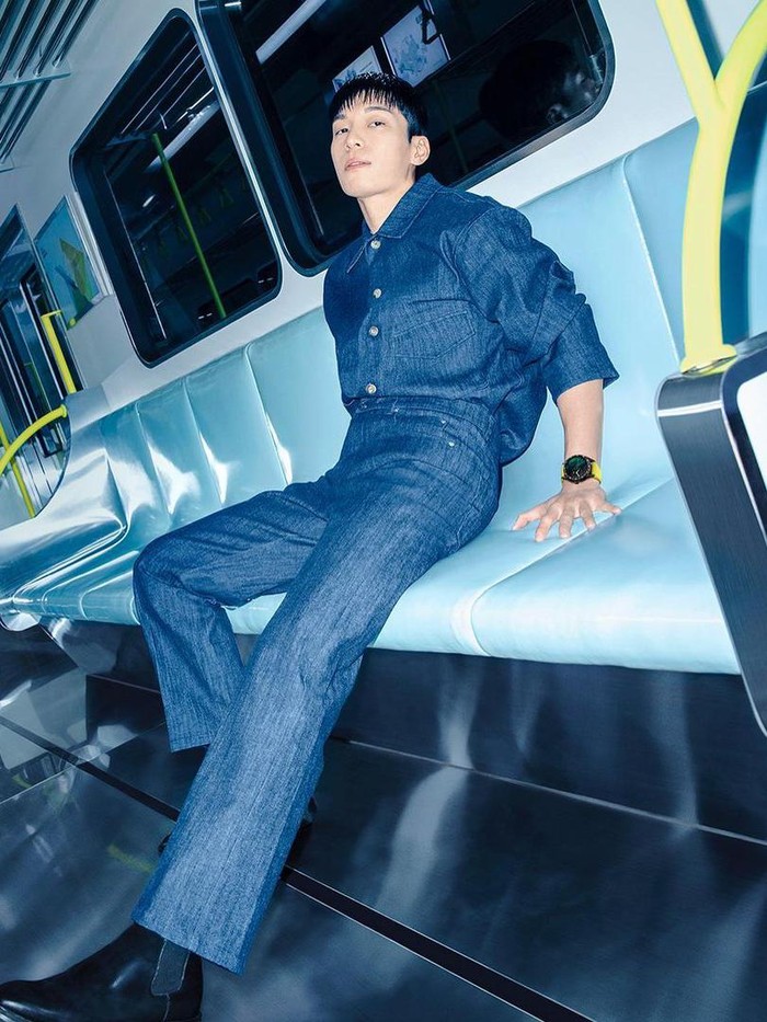Dengan outfit denim on denim, jam tangan yang dipakai Wi Ha Joon tampil kontras dengan pakaiannya. TAG Heuer ingin memberi kesan bahwa warna neon juga cocok digunakan untuk kamu yang bergaya cool dan rapi sekalipun./ Foto: Instagram.com/ellekorea