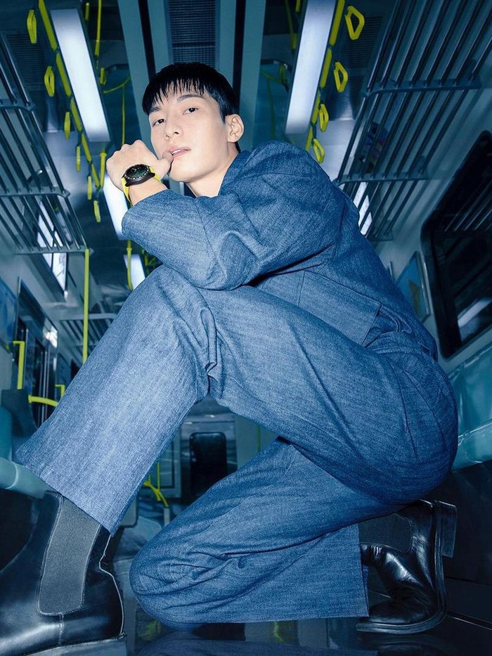 Dengan tubuhnya yang atletis, serta pembawaannya yang cool. Wi Ha Joon dinilai pantas menjadi Brand Ambassador TAG Heuer karena sesuai dengan brand image tersebut yaitu olahraga, gaya hidup, heritage, seni dan musik./ Foto: Instagram.com/ellekorea