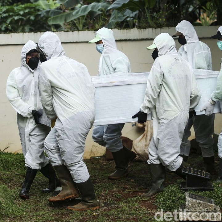 <p>Setelah disalatkan, jenazah diberangkatkan ke TPU Bantarjati. Terlihat para petugas dengan pakaian APD warna putih mengantar jenazah Dorce ke liang lahat sekitar pukul 14.15 WIB. (Foto: Rifkianto Nugroho/detikcom)</p>