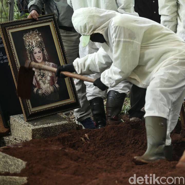 <p>Proses pemakaman dilakukan dengan menerapkan protokol COVID-19 yang sangat ketat. Hanya pihak keluarga terdekat yang boleh mengantar Dorce hingga liang lahat. Beberapa orang juga diberi jarak 4-6 meter untuk menghindari penularan virus. (Foto: Rifkianto Nugroho/detikcom)</p>