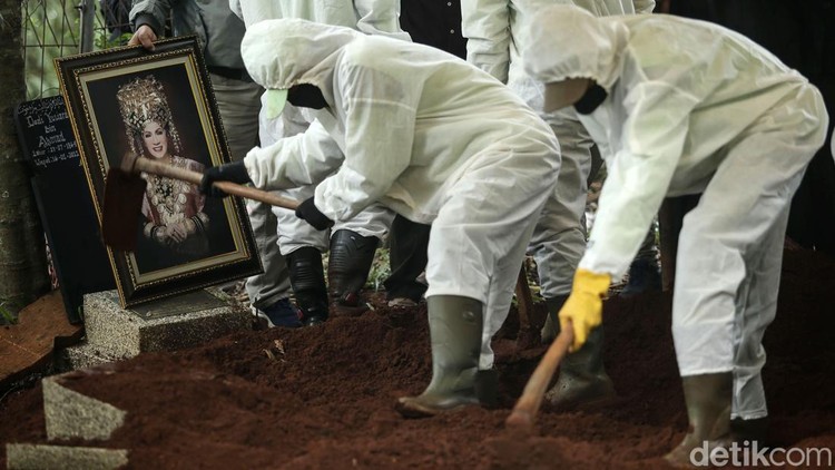 Dorce Dimakamkan di TPU Bantar Jati Sejumlah petugas memakamkan jenazah Dorce Gamalama di TPU Bantar Jati, Jakarta Timur, Rabu (16/2/2022). Pemakaman tersebut menggunakan prokes COVID-19.