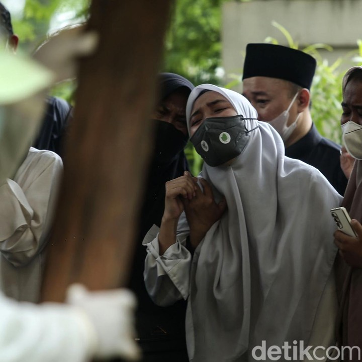 <p>Tangis juga terdengar dari para kerabat dan anggota keluarga. Mereka tak kuasa menahan air mata usai ditinggalkan Dorce Gamalama. (Foto: Rifkianto Nugroho/detikcom)</p>