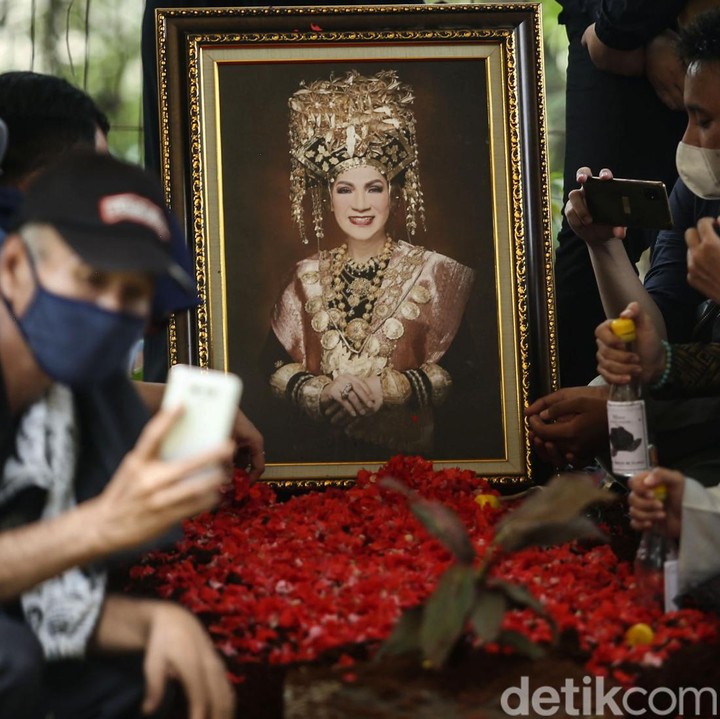 <p>Suasana duka juga menyelimuti pemakaman Dorce Gamalama. Artis serba bisa itu meninggalkan banyak kenangan di dunia hiburan sejak era 80-an. (Foto: Rifkianto Nugroho/detikcom)</p>