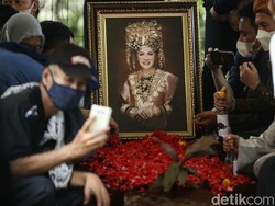 Dorce Gamalama Meninggal Dunia, Jonathan Frizzy Resmi Cerai