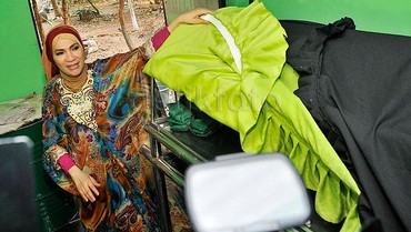 img-title Jenazah Dorce Gamalama Disalatkan di Masjid Al-Hayyu Lubang Buaya