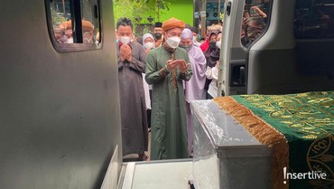 img-title Dorce Gamalama Disalatkan di Masjid Al Hayyu Sesuai Protokol COVID-19
