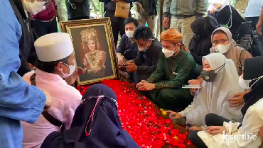 img-title Tinggal Kenangan, Dorce Gamalama Diungkap Sahabat Sering Bagikan Uang