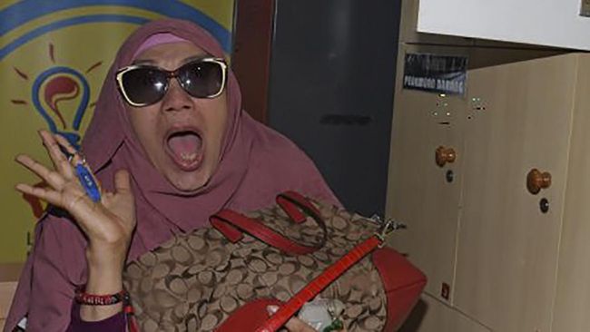 Sepanjang masa hidupnya, Dorce Gamalama memiliki banyak kisah menarik. Salah satunya adalah saat Dorce menjadi sopir Raffi Ahmad pada tahun 2020 lalu.