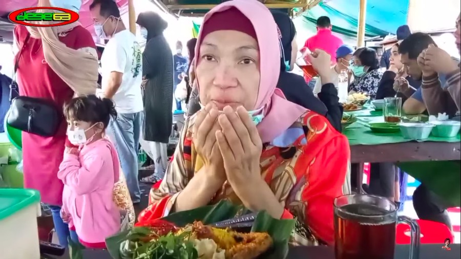 Dorce Gamalama tak gengsi saat makan nasi kuning di warung kaki lima