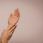 3 Cara Alami Mengurangi Tampilan Urat yang Menonjol di Tangan