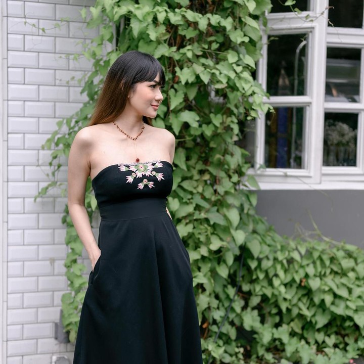 <p>Di acara tersebut, Adiezty tampil memukau dalam balutan <em>little black dress</em> ala Jennifer Aniston di serial TV <em>Friends.</em> Istri Gilang Dirga terlihat begitu percaya diri di kehamilan trimester kedua. (Foto: Instagram @adieztyfersa @askar_photography)</p>