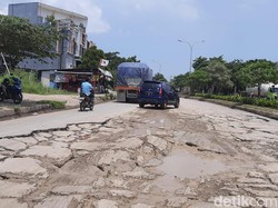 Jalur Wisata ke Anyer Rusak, Betonnya Retak-retak
