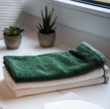 img-title Alasan Kenapa Sebaiknya Tidak Pakai Handuk Badan untuk Keringkan Wajah, Bisa Sebabkan Jerawat Salah Satunya!