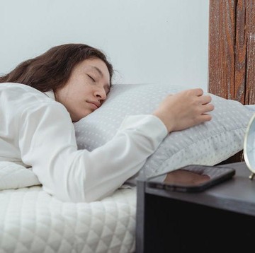Dampak Buruk dari Terlalu Sering Sleep Call atau Saling Bertelepon Sampai Ketiduran