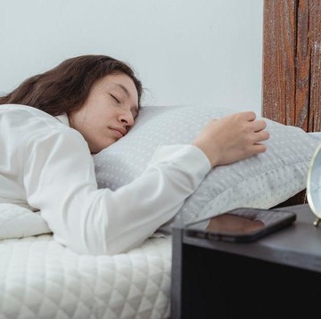 img-title Dampak Buruk dari Terlalu Sering Sleep Call atau Saling Bertelepon Sampai Ketiduran