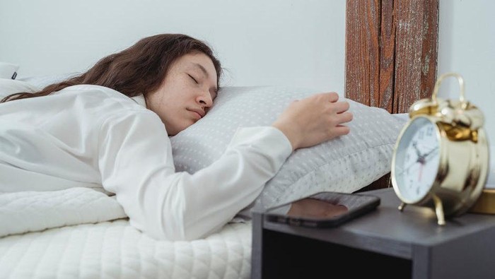 Dampak Buruk dari Terlalu Sering Sleep Call atau Saling Bertelepon Sampai Ketiduran