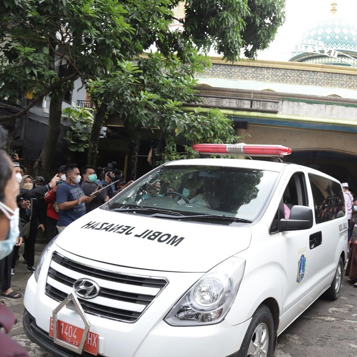 <p>Sebelum dikembumikan, jenazah Dorce Gamalama tiba di Masjid Al-Hayyu, Lubang Buaya, Jakarta Timur. Pihak keluarga menyambut sang artis dan segera melakukan prosesi salat jenazah. (Foto: Palevi/detikcom)</p>