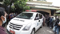<p>Sebelum dikembumikan, jenazah Dorce Gamalama tiba di Masjid Al-Hayyu, Lubang Buaya, Jakarta Timur. Pihak keluarga menyambut sang artis dan segera melakukan prosesi salat jenazah. (Foto: Palevi/detikcom)</p>