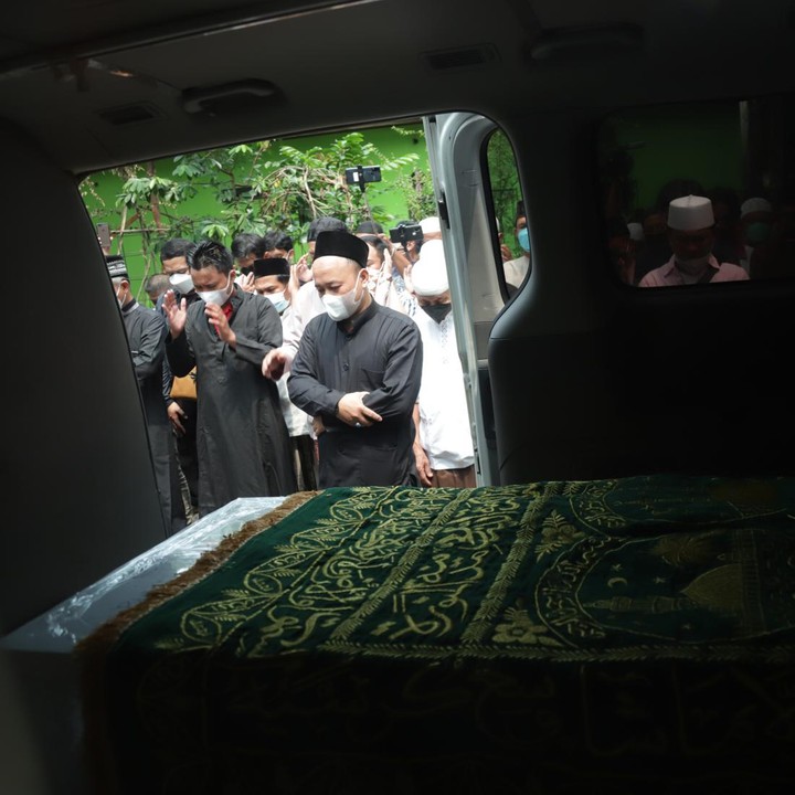 <p>Jenazah Dorce Gamalama tidak diturunkan dari ambulans dan disalatkan dari luar. Masyarakat yang menyalatkan artis berusia 58 tahun itu saling menjaga jarak sesuai dengan protokol COVID-19. (Foto: Palevi/detikcom)</p>