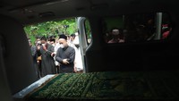 <p>Jenazah Dorce Gamalama tidak diturunkan dari ambulans dan disalatkan dari luar. Masyarakat yang menyalatkan artis berusia 58 tahun itu saling menjaga jarak sesuai dengan protokol COVID-19. (Foto: Palevi/detikcom)</p>