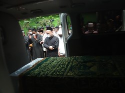 Momen Jenazah Dorce Gamalama Disalatkan