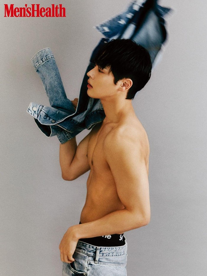 Konsep pemotretan Byungchan bersama Men’s Health Korea ini mengusung tema “Valentine’s Man”. Konsep ini dinilai sangat cocok dengan image sang idol karena ia memiliki visual yang unik, menyenangkan, serta hangat./ Foto: twitter.com/kpopers_family