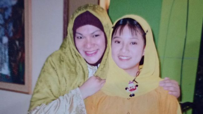 Mantan penyanyi cilik Leony Vitria mengunggah foto bareng Dorce Gamalama di media sosialnya.