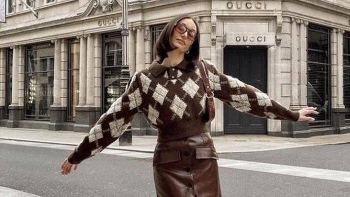 Jadi Tren Baru Musim Ini, Berikut Cara Memadukan Berbagai Busana Shades Warna Coklat!
