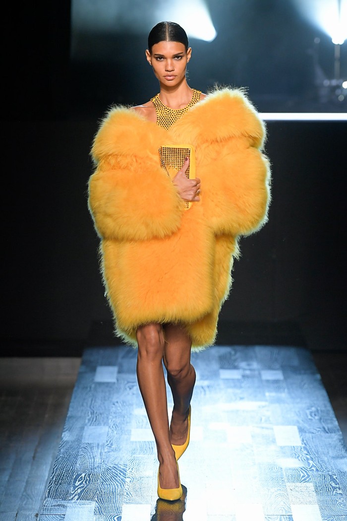 Gaya glamor yang excessive menjadi agenda utama di koleksi terbaru rancangan Michael Kors. Seperti mantel faux fur dan dress berkilau berwarna kuning. Foto: Filippo Fior/GoRunway/Vogue