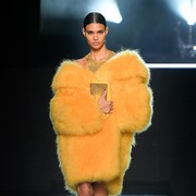 Penuh Faux Fur, Michael Kors Bawa Kembali Gaya Glamor dan Seksi di New York Fashion Week