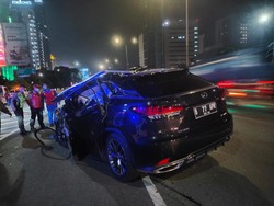 Penampakan Mobil Mewah Ringsek Usai Tabrak Truk di Tol JORR
