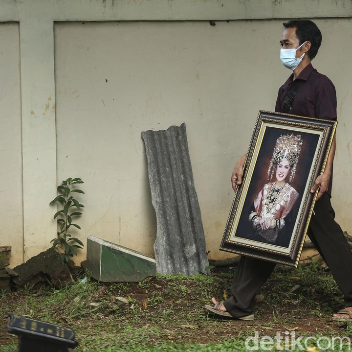 <p>Kepergian Dorce Gamalama meninggalkan duka di dunia hiburan. Presenter kondang itu meninggal dunia pada Rabu (16/02/22) usai dinyatakan positif COVID-19. Jenazah Dorce telah dikebumikan tadi siang. (Foto: Rifkianto Nugroho/detikcom)</p>