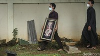 <p>Kepergian Dorce Gamalama meninggalkan duka di dunia hiburan. Presenter kondang itu meninggal dunia pada Rabu (16/02/22) usai dinyatakan positif COVID-19. Jenazah Dorce telah dikebumikan tadi siang. (Foto: Rifkianto Nugroho/detikcom)</p>