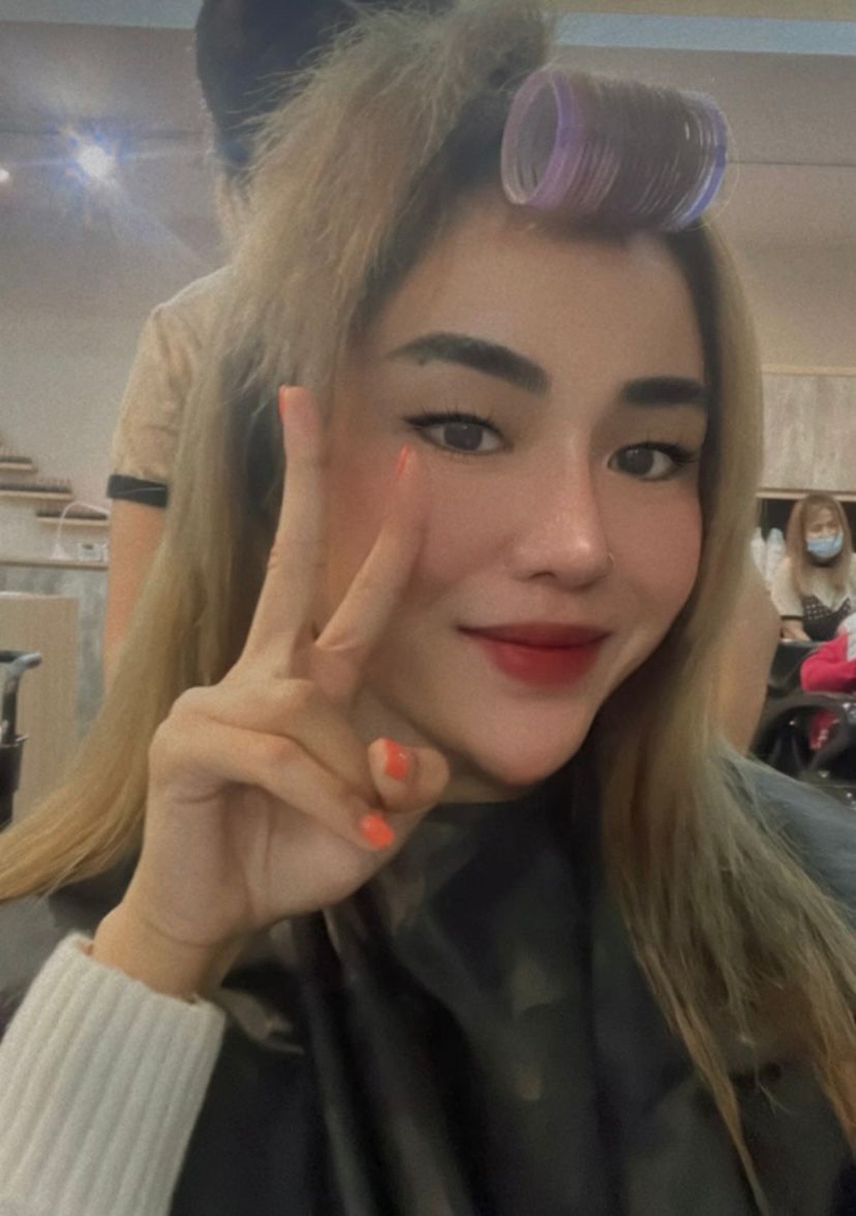 Medina Zein tampil berbeda melepas hijabnya bikin heboh namun dianggap pengalihan isu&period; Yuk&comma; intip potretnya&excl;