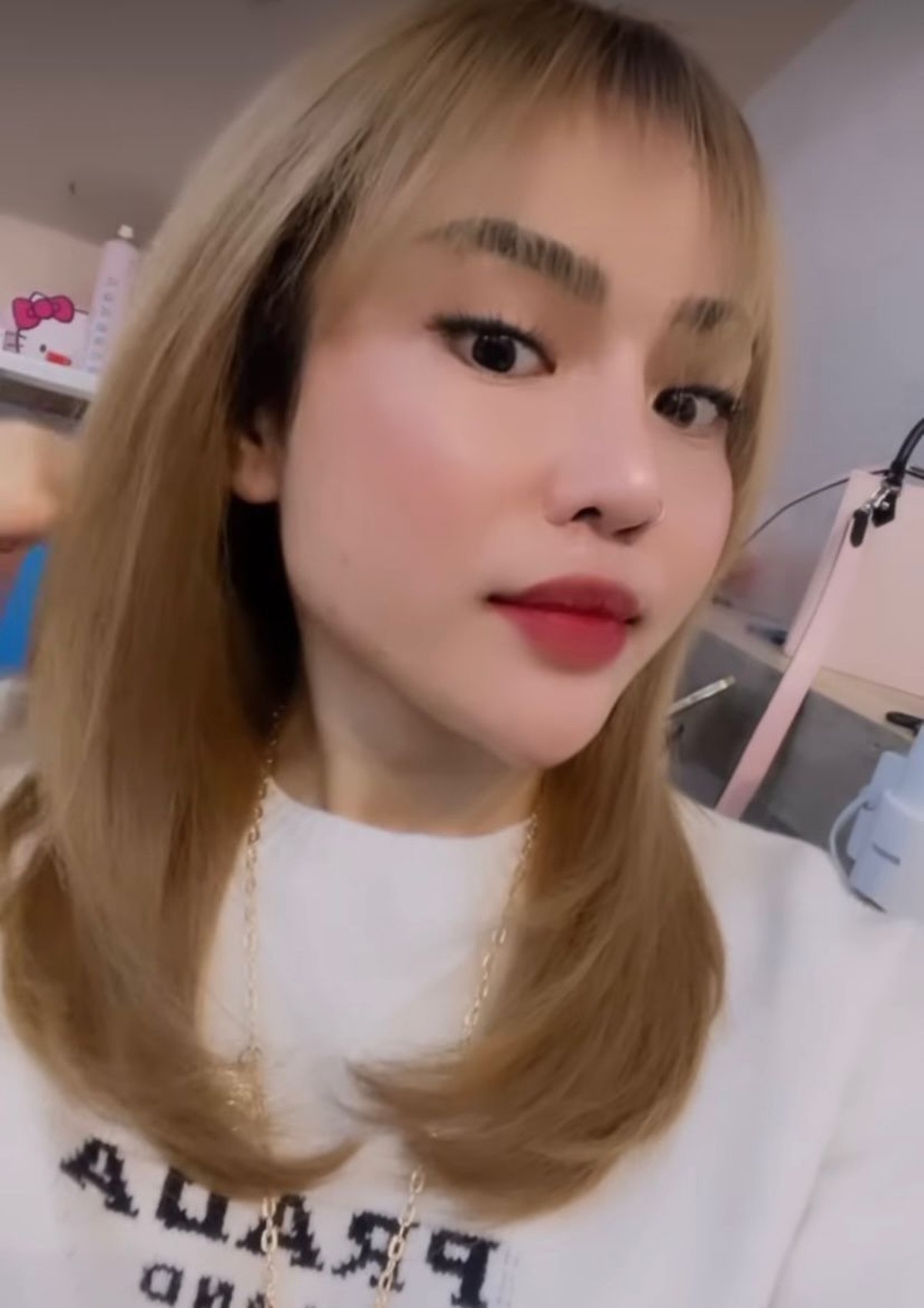 Medina Zein tampil berbeda melepas hijabnya bikin heboh namun dianggap pengalihan isu&period; Yuk&comma; intip potretnya&excl;