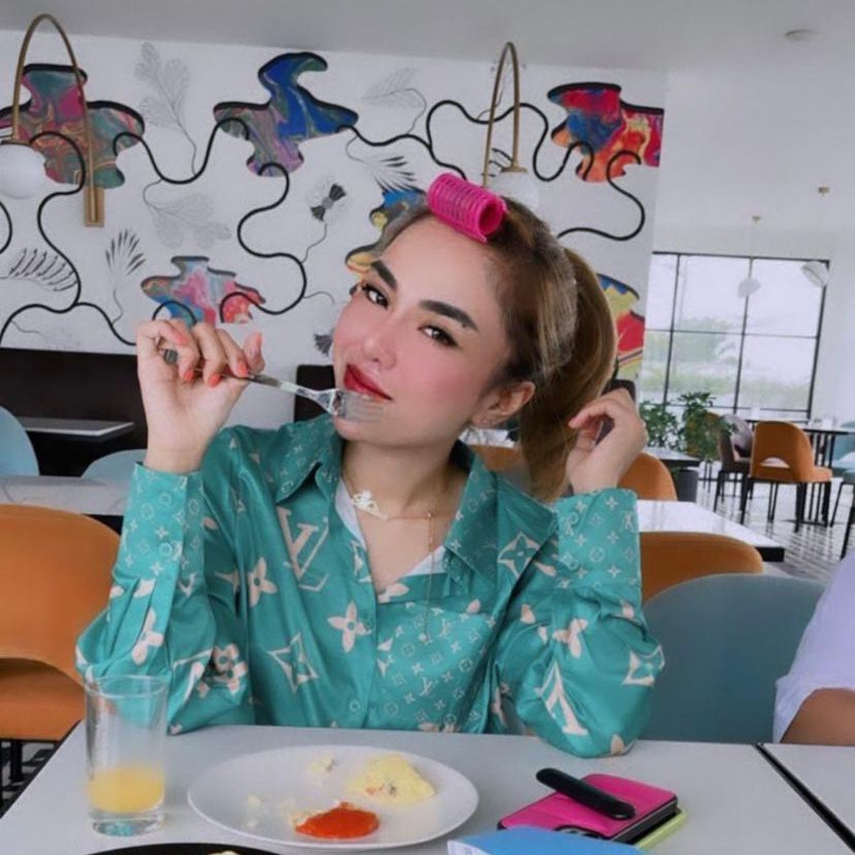 Medina Zein tampil berbeda melepas hijabnya bikin heboh namun dianggap pengalihan isu&period; Yuk&comma; intip potretnya&excl;