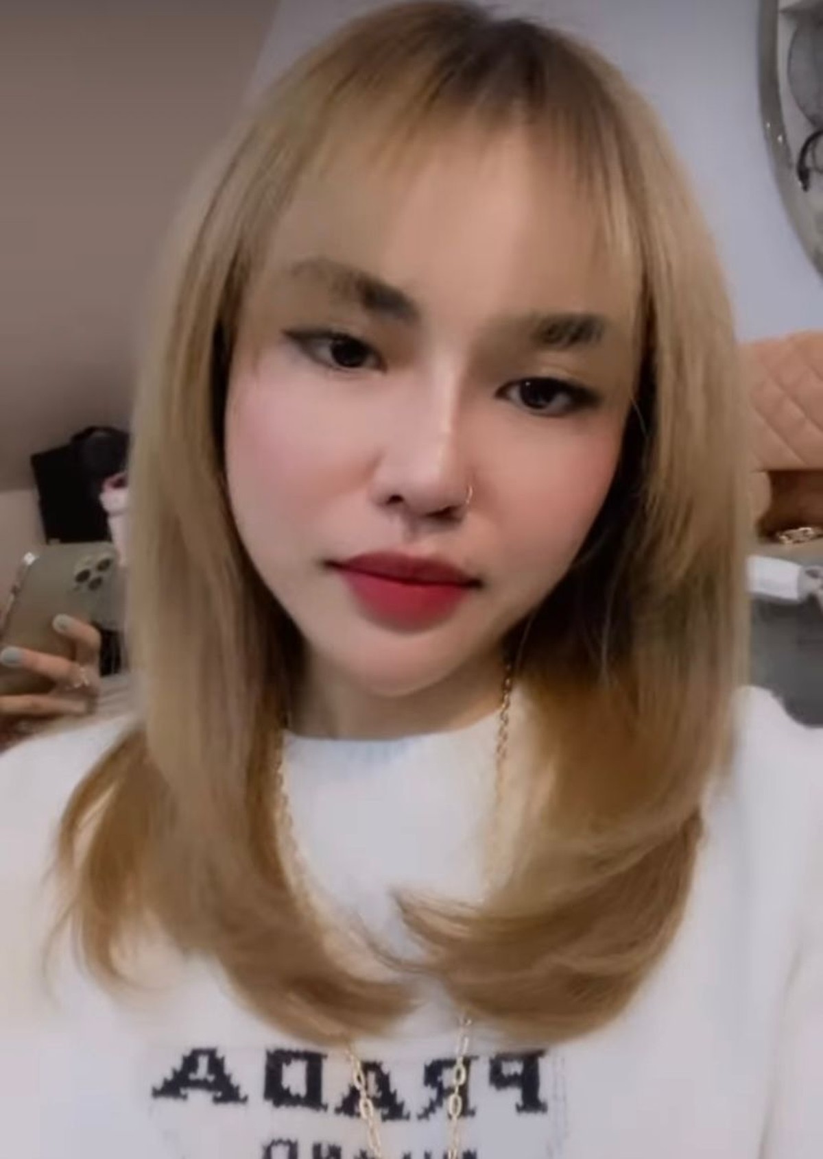 Medina Zein tampil berbeda melepas hijabnya bikin heboh namun dianggap pengalihan isu&period; Yuk&comma; intip potretnya&excl;