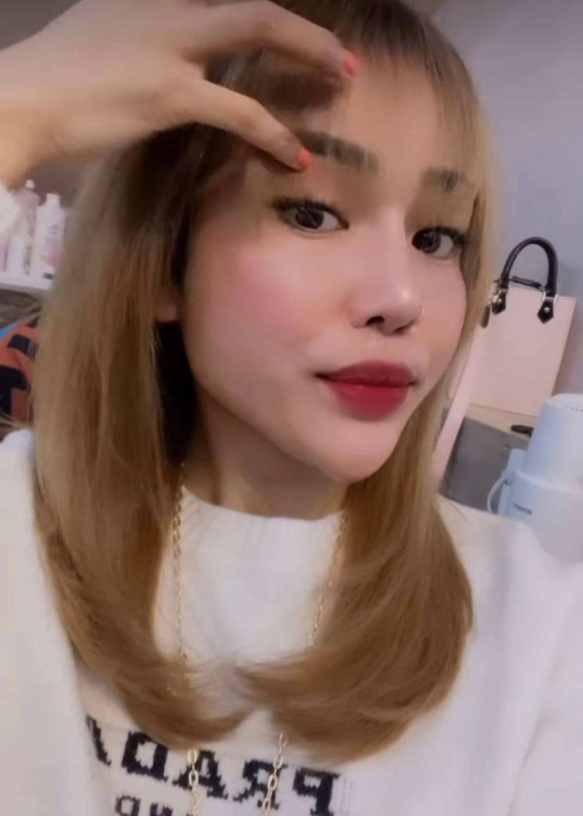 Medina Zein tampil berbeda melepas hijabnya bikin heboh namun dianggap pengalihan isu&period; Yuk&comma; intip potretnya&excl;