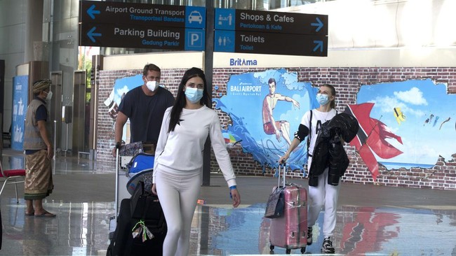 Pelaku pariwisata Bali meminta pemerintah memberlakukan bebas visa kedatangan (VoA) untuk meningkatkan minat wisatawan asing ke Pulau Dewata.