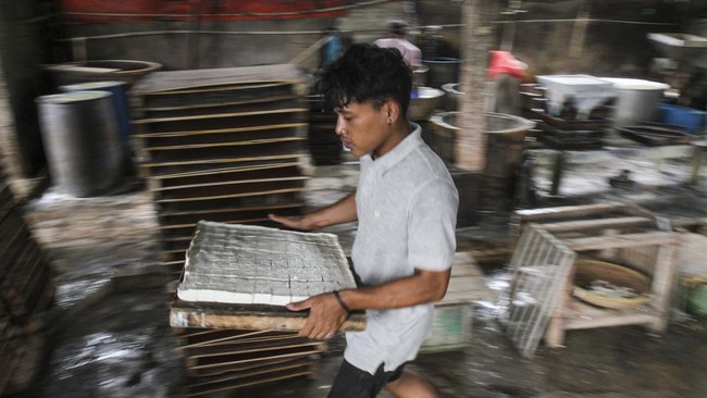 Ketua Paguyuban Dadi Rukun Rasjadi meminta pemerintah tak tutup mata dengan lonjakan harga kedelai yang mencapai Rp12 ribu per kg di tingkat perajin.