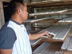 Perajin Lamongan Perkecil Ukuran Tempe di Tengah Mahalnya Harga Kedelai