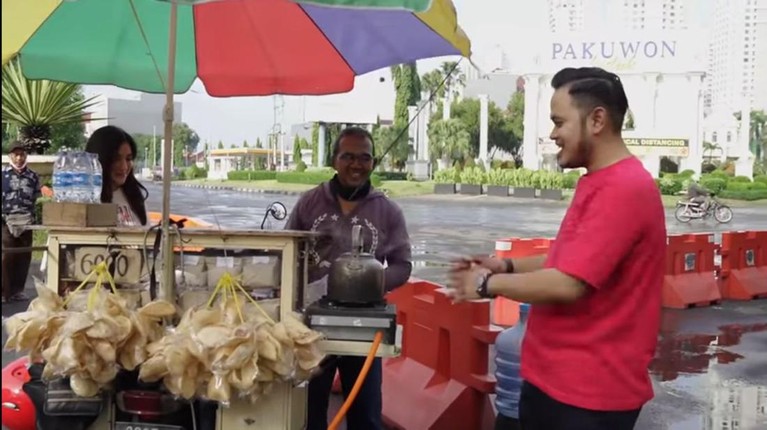 Potret Crazy Rich Malang Jajan Kaki Lima & Makan di Pinggir Jalan Hidup dengan serba kemewahan, namun Gilang dan Shandy Purnamasari suka jajan kaki lima dan makan di pinggir jalan. Yuk, intip!