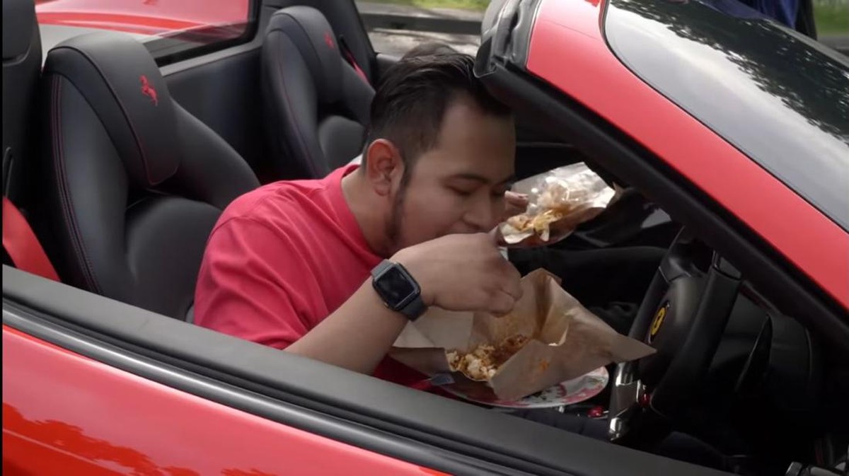 Hidup dengan serba kemewahan&comma; namun Gilang dan Shandy Purnamasari suka jajan kaki lima dan makan di pinggir jalan&period; Yuk&comma; intip&excl;