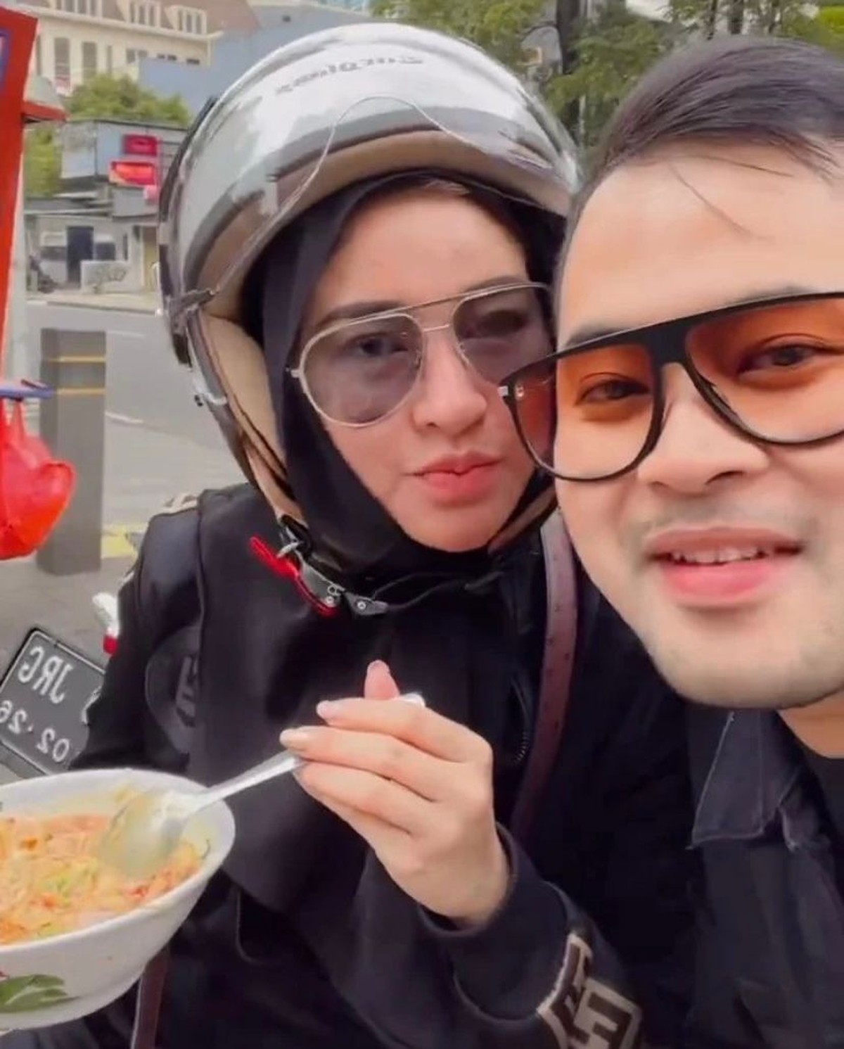 Hidup dengan serba kemewahan&comma; namun Gilang dan Shandy Purnamasari suka jajan kaki lima dan makan di pinggir jalan&period; Yuk&comma; intip&excl;